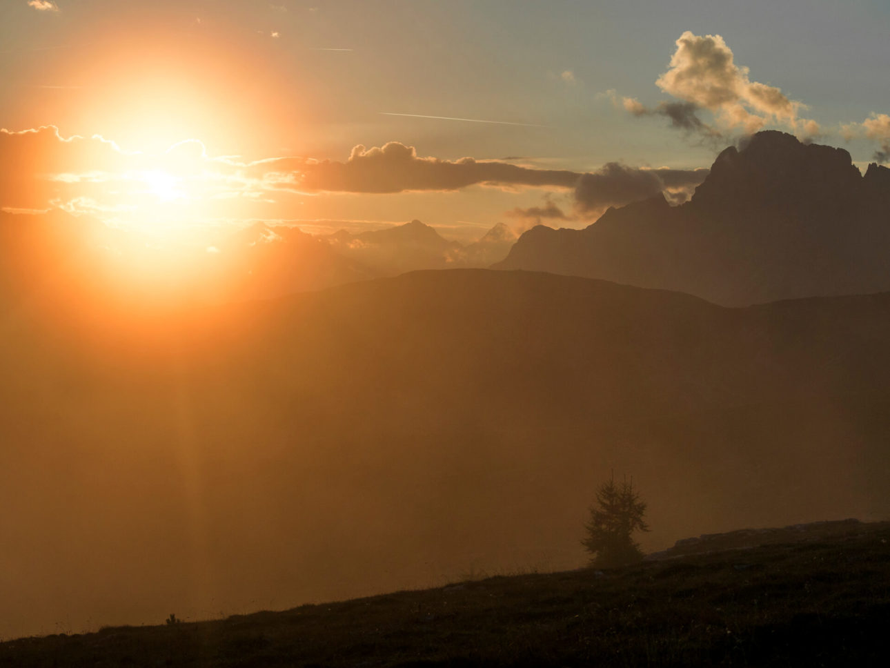Sonne über den Dolomiten